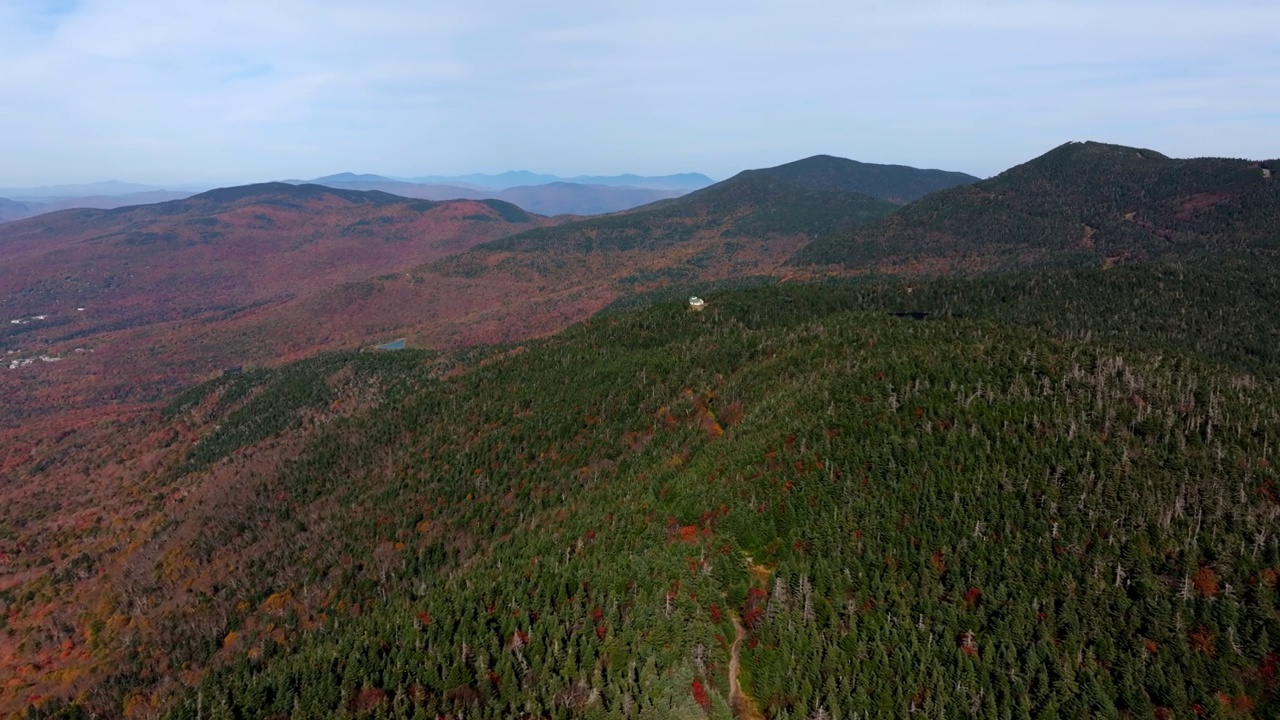 美国佛蒙特州格林山脉的基灵顿峰徒步旅行的高无人机镜头视频素材