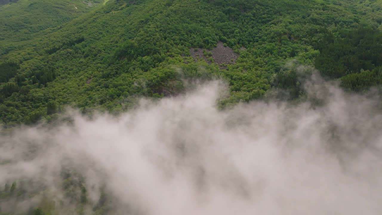 从空中俯瞰神秘的山雾，挪威哈当尔峡湾视频素材