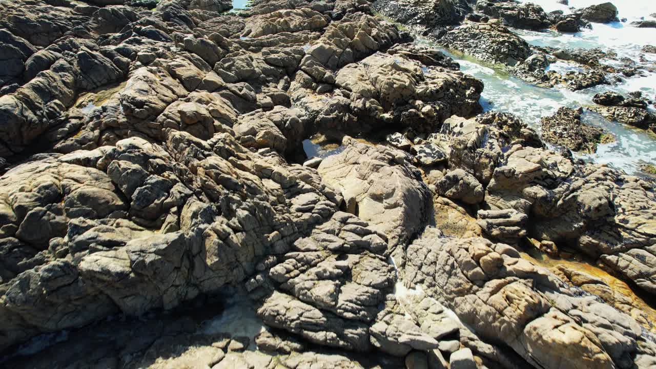 鸟瞰岩石海岸视频下载