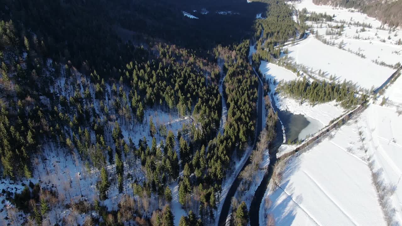 鸟瞰艾布湖附近积雪覆盖的山脉，4k视频素材