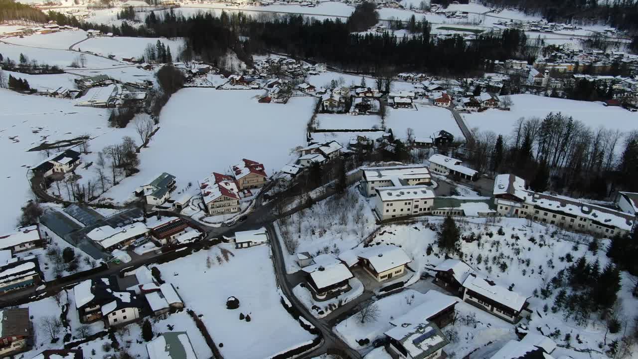 白雪覆盖的小山村，4k航拍画面视频素材