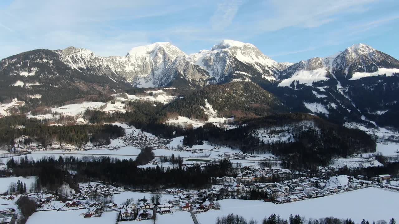 空中拍摄的山脉有很多雪和一个小村庄，4k视频素材