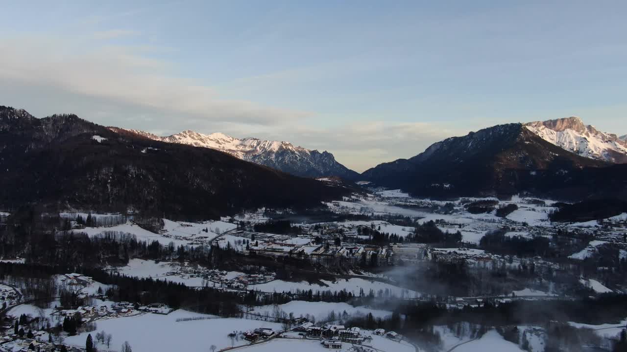 黎明时分的山城，背景是山脉，4k视频素材