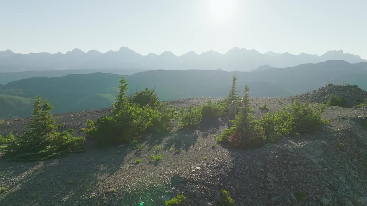 鸟瞰在山脊上徒步旅行的成熟夫妇视频素材