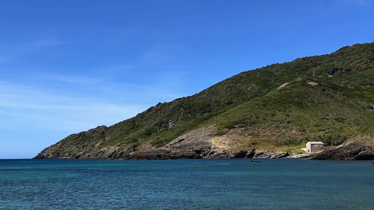 法国科西嘉岛的海滨孤立的小房子建在岩石上视频素材