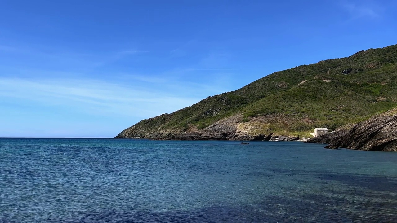 建在法国科西嘉岛岩石上的海滨孤立房屋视频素材