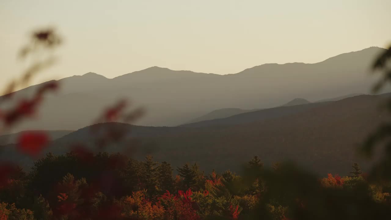 在新英格兰，秋天阳光照亮的山景视频素材