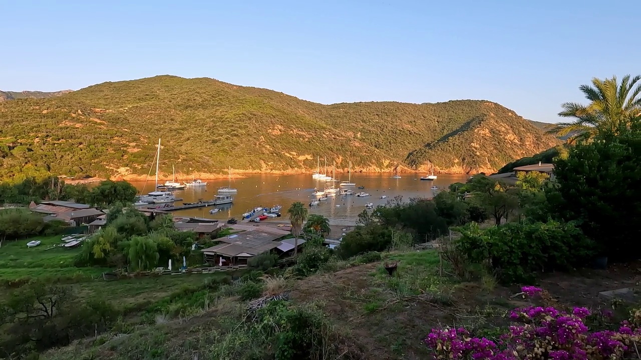 吉罗拉塔港和码头的全景全景，停泊的船只。法国的科西嘉岛视频素材