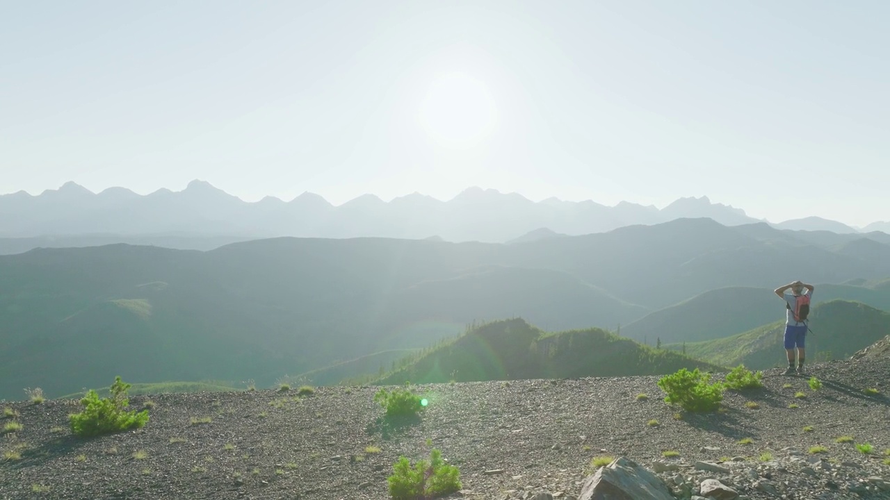 成熟的越野跑运动员沿着高山脊奔跑的鸟瞰图视频素材