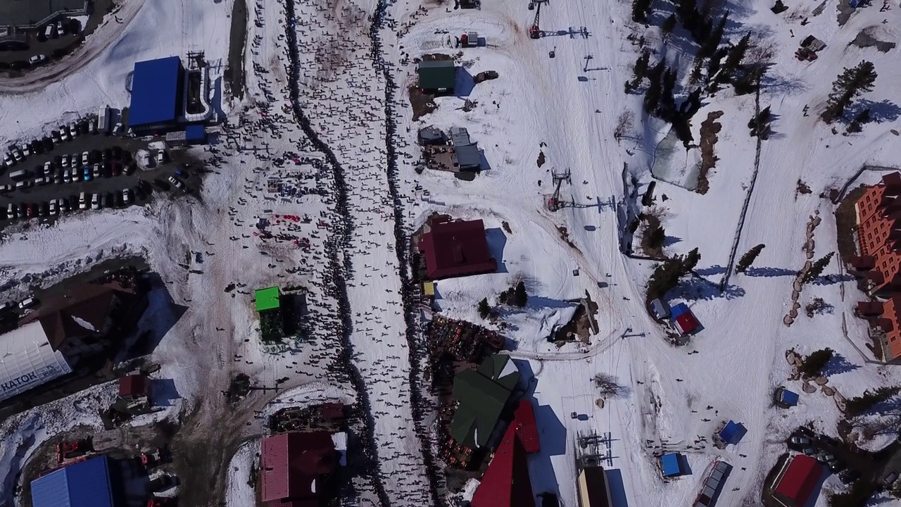 山地滑雪胜地鸟瞰图。冬季运动旅游胜地。视频素材