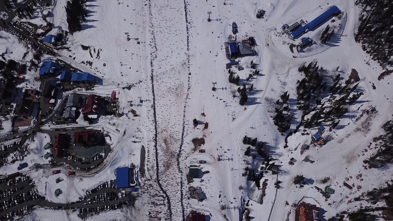 山地滑雪胜地鸟瞰图。冬季运动旅游胜地。视频素材