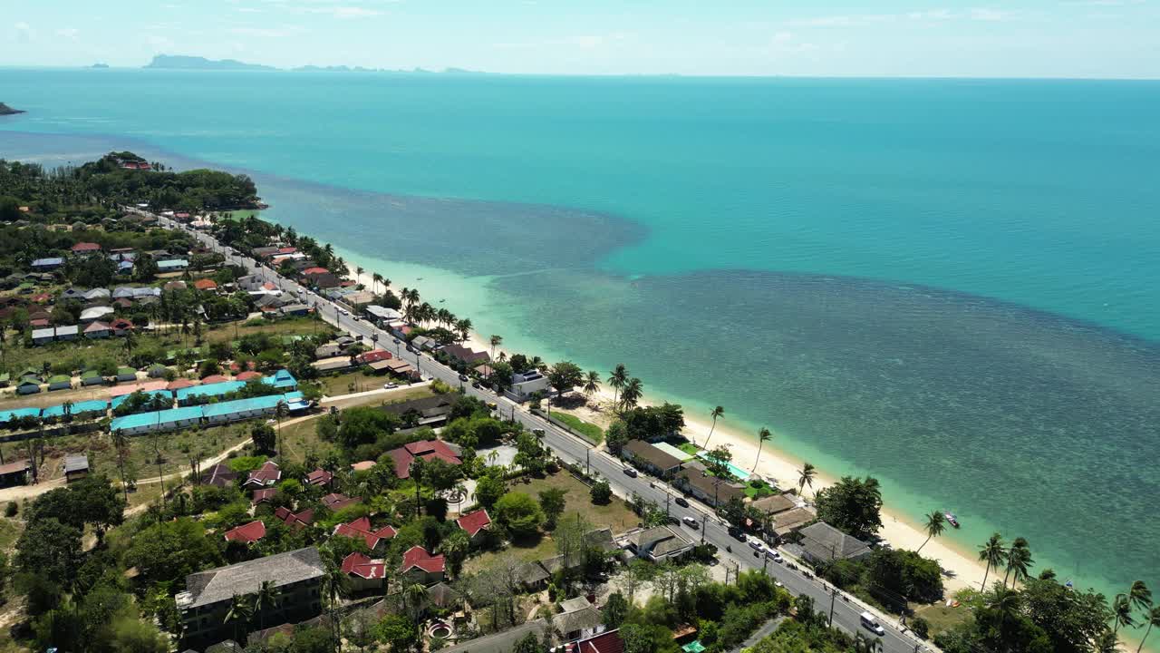 鸟瞰苏梅岛北部的美南海岸线，绿松石般的海水视频素材