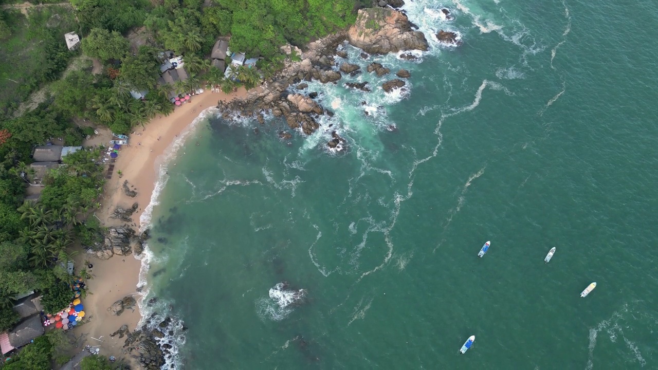 无人机拍摄的墨西哥瓦哈卡州埃斯孔迪多港海滩鸟瞰图。Puerto Angelito海滩和Manzanillo海滩视频素材