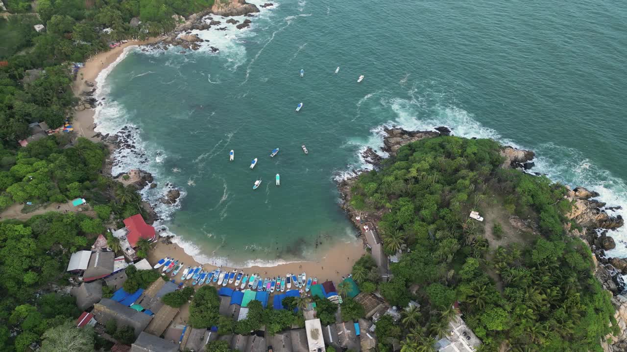 墨西哥瓦哈卡州埃斯孔迪多港安杰利托港海滩，无人机拍摄视频素材