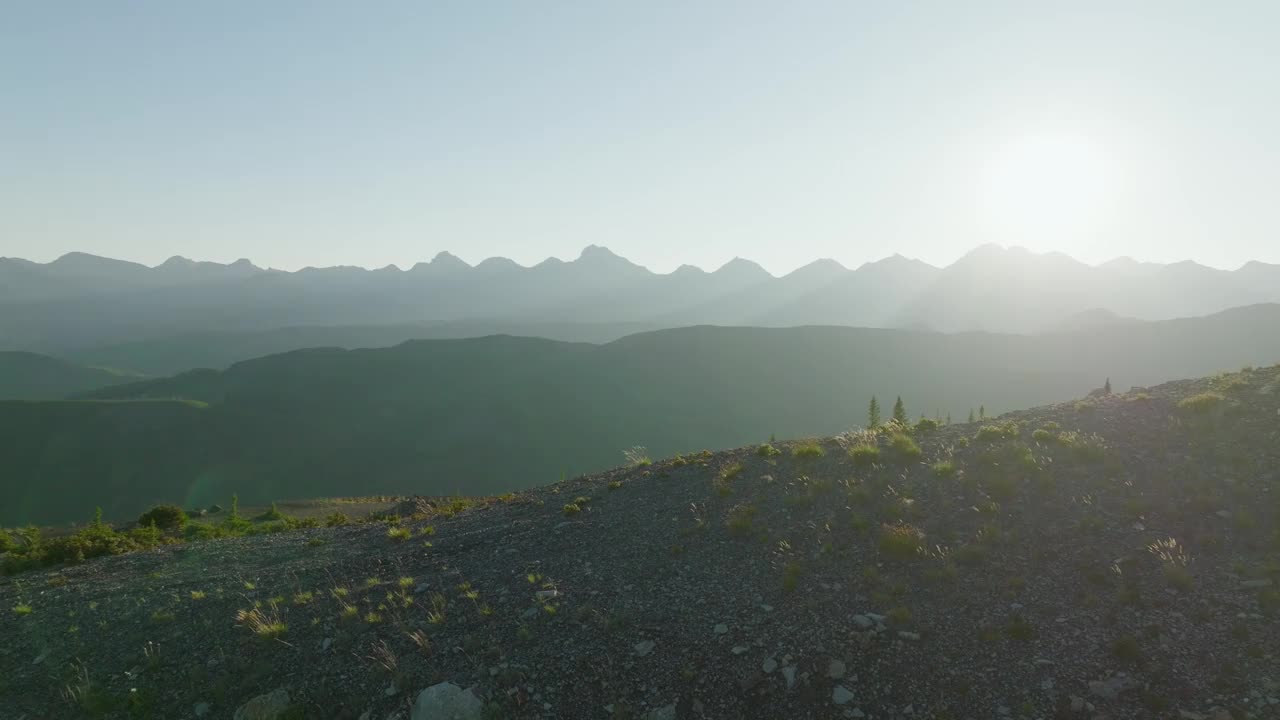 空中俯瞰骑山地自行车沿着高山山脊视频素材