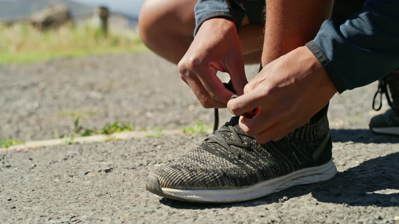 手，领带和跑鞋与一个运动的人户外柏油路上的心脏健身特写。与跑步者或运动员在夏季街头进行马拉松训练的锻炼，健康或保健视频素材