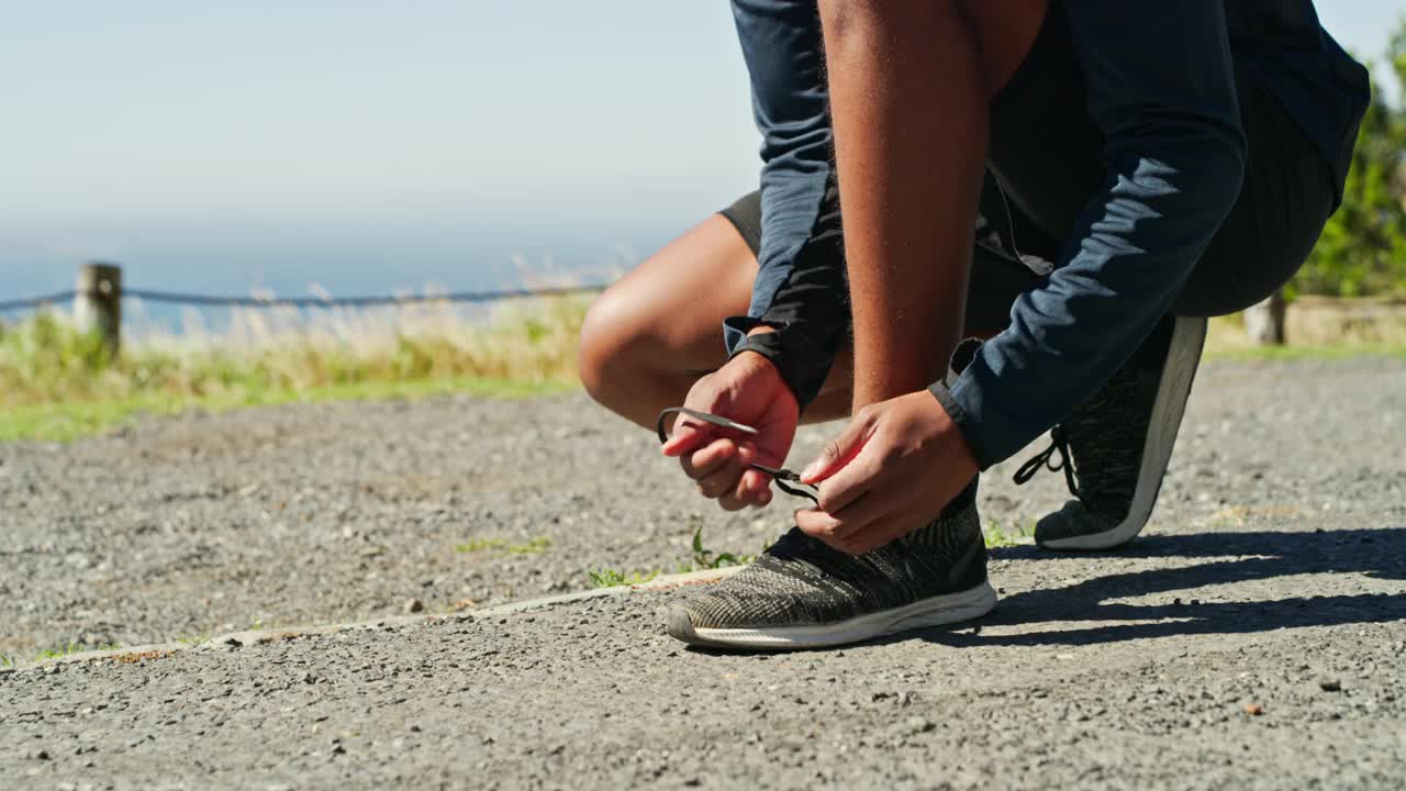 手，领带和鞋子与一个人在柏油路户外跑步为有氧健身特写。运动，开始或健康与马拉松运动员或运动员在街头的夏季运动训练视频素材