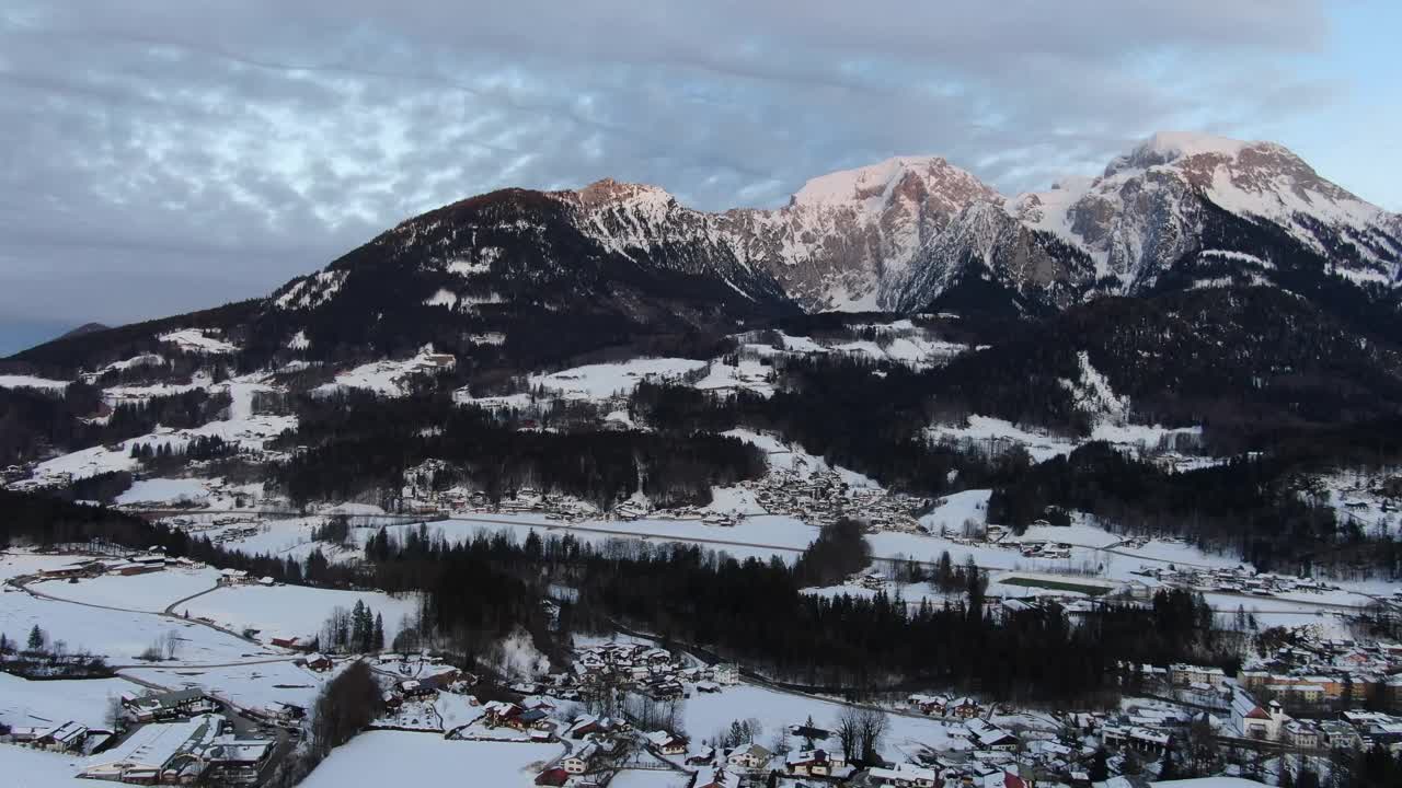 白雪覆盖的村庄和一座巨大的山，4k航拍画面视频素材