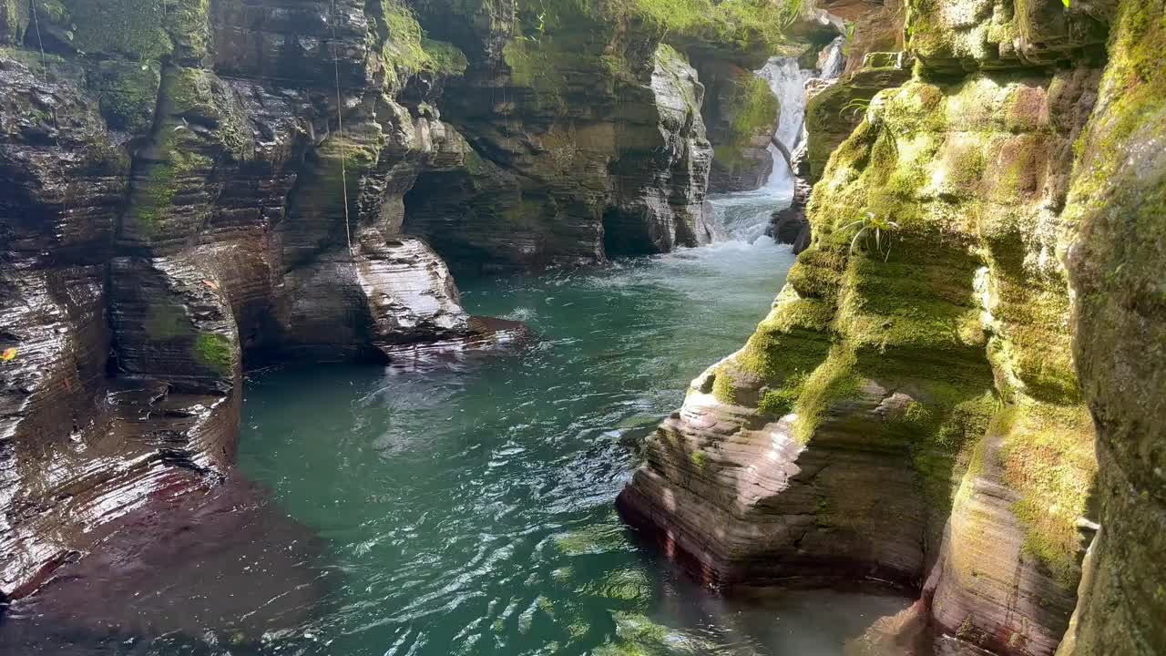 清澈碧绿的泉水和瀑布视频下载