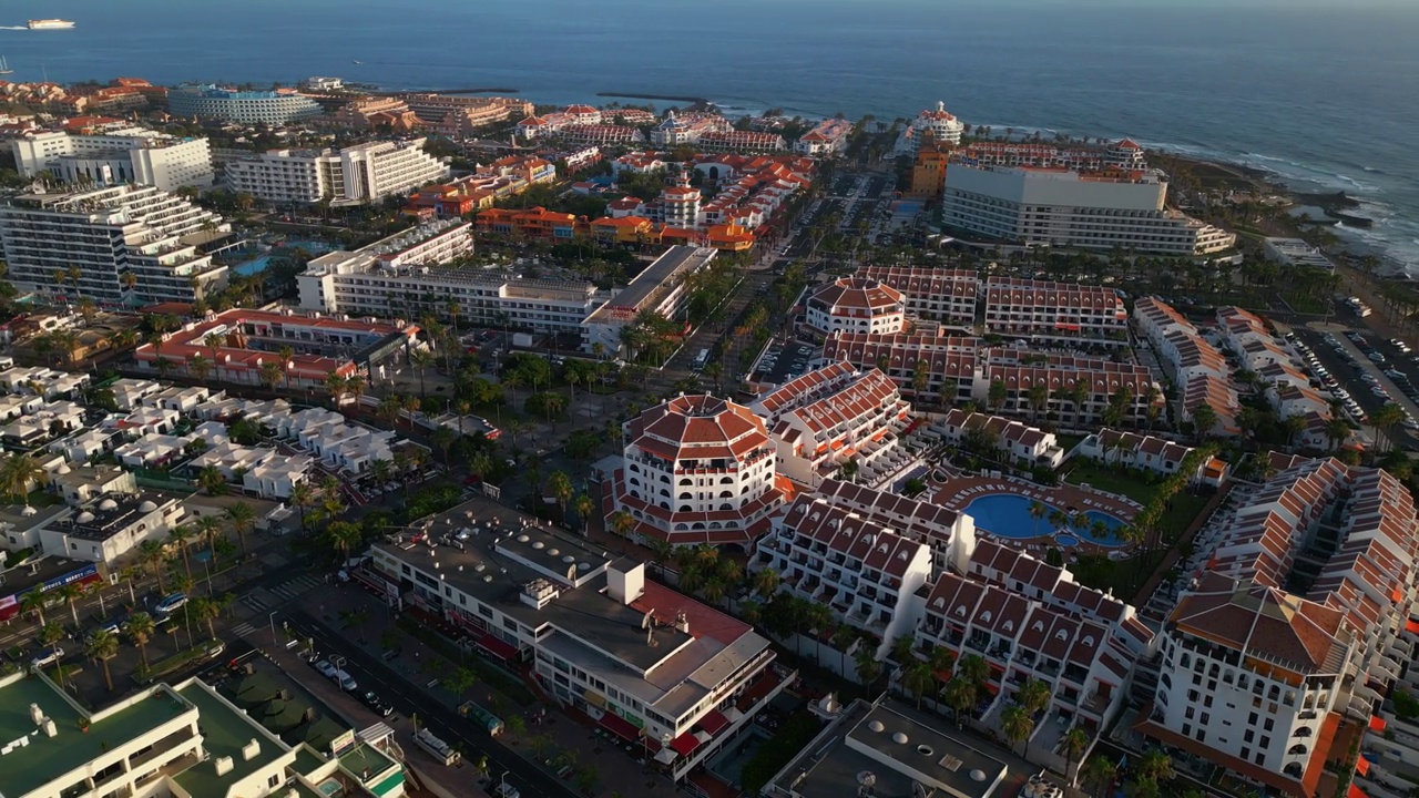 海岸，海滩和海洋，海边酒店，南特内里费岛，加那利岛空中视频素材