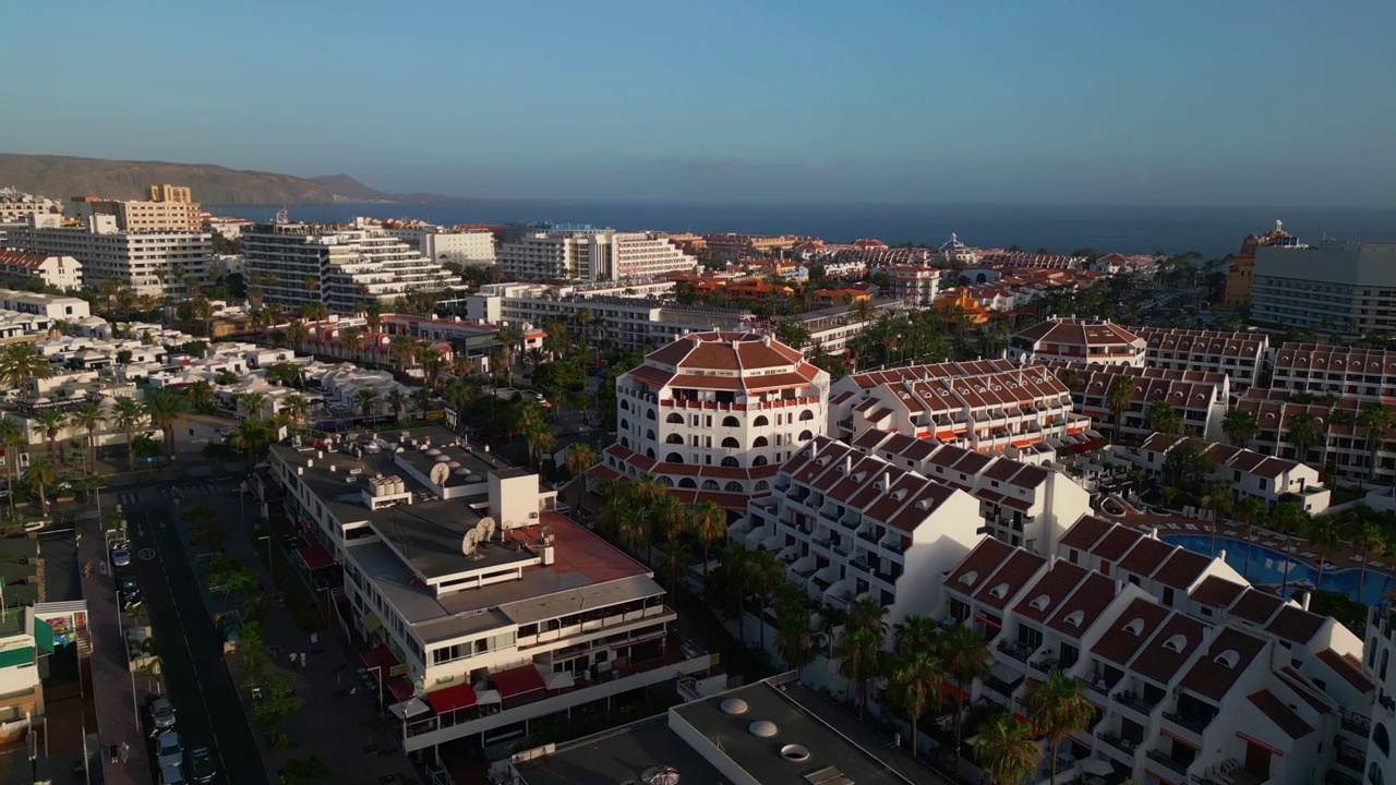 海岸，海滩和海洋，海边酒店，南特内里费岛，加那利岛空中视频素材