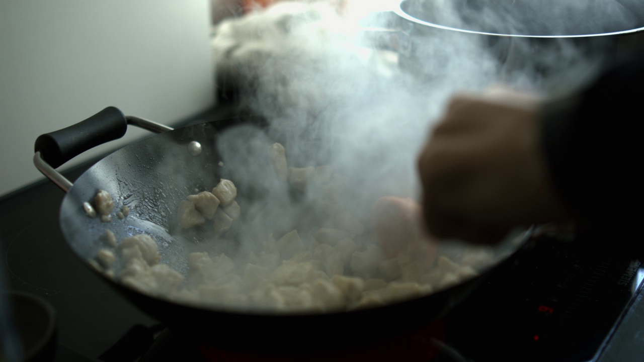 用烟雾蒸鸡，双手用慢动作准备午餐视频素材