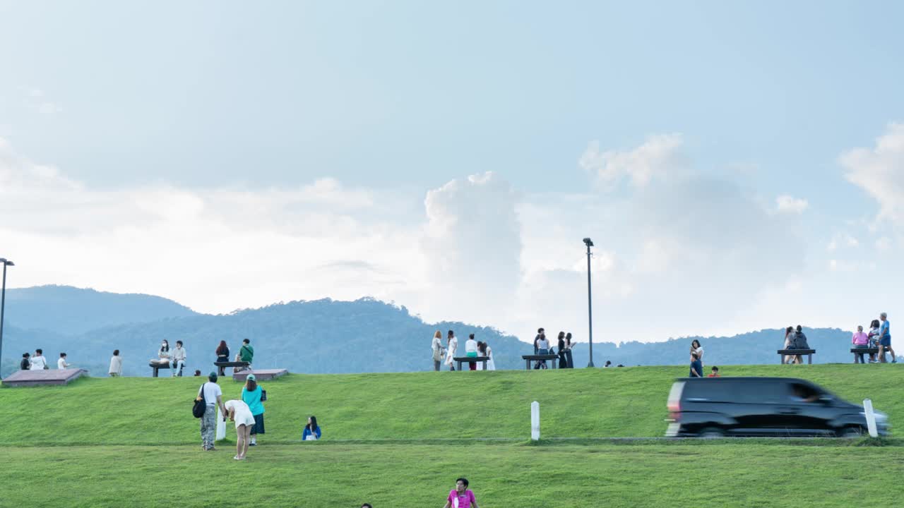 人们在公园里的时间流逝，绿色的田野和蓝色的天空视频下载