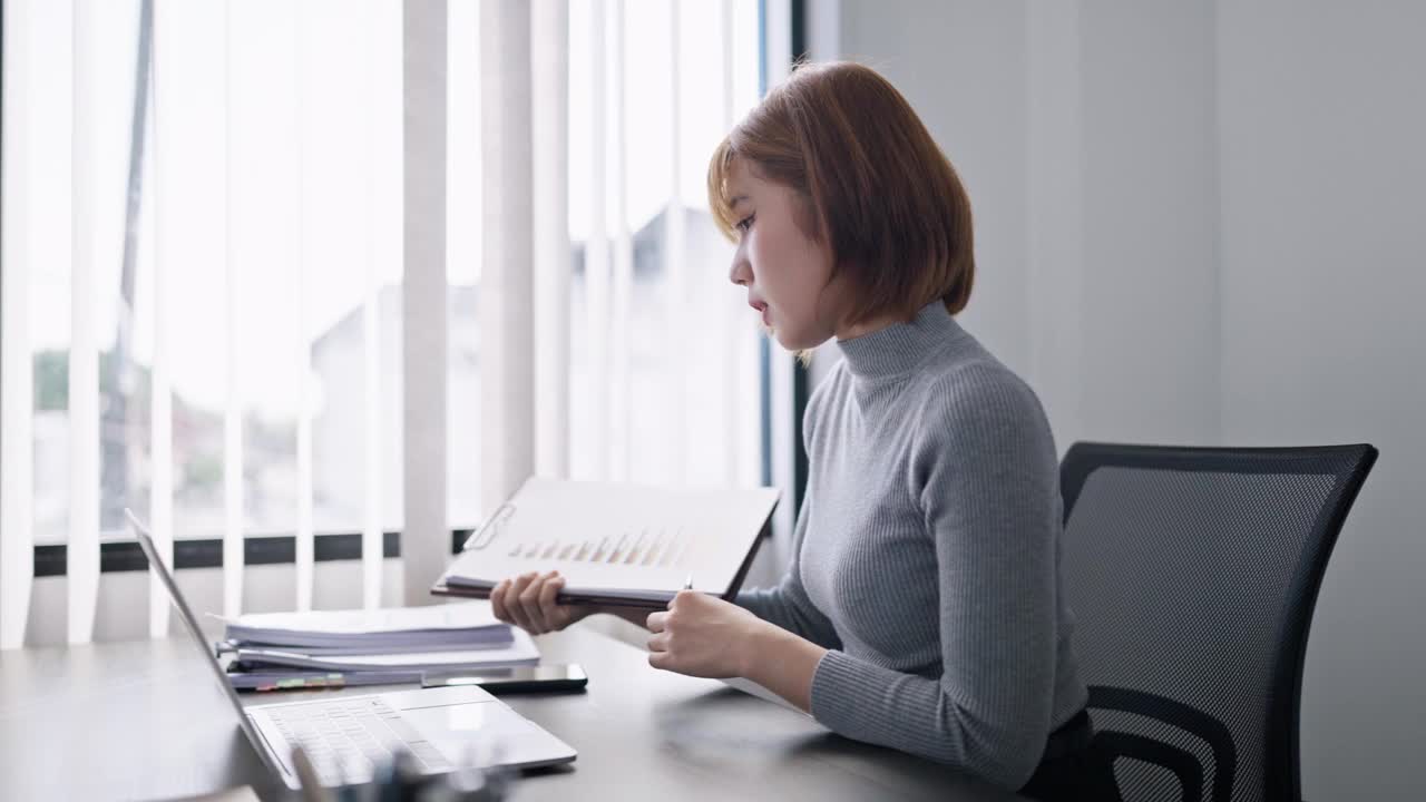 亚洲女性在办公室通过笔记本电脑远程视频电话会议视频素材