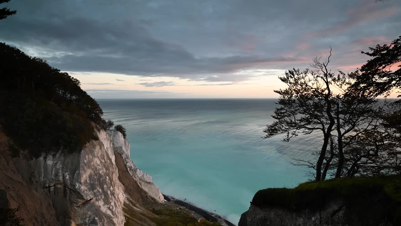 时间流逝:Møns Klint壮观的白垩悬崖的日出景观，高耸在波罗的海之上。云在波罗的海碧绿的海面上移动。丹麦最高的悬崖视频素材