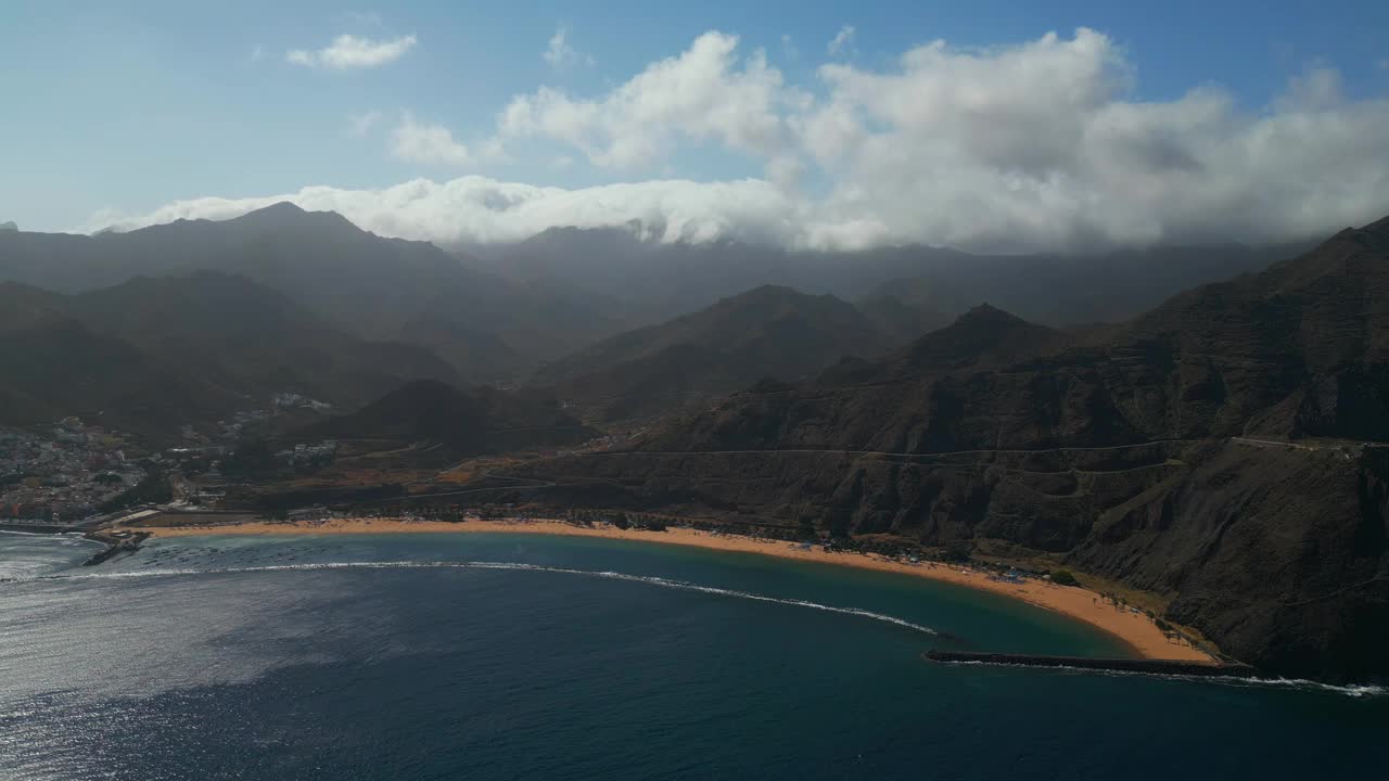 特内里费岛阿纳加国家公园的蓝色海洋和山脉视频素材