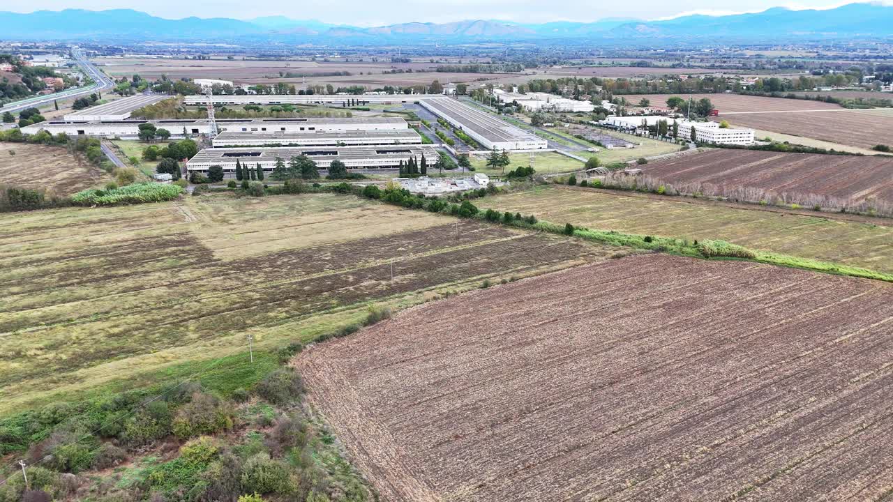 无人机拍摄的高速公路附近的乡村。视频素材