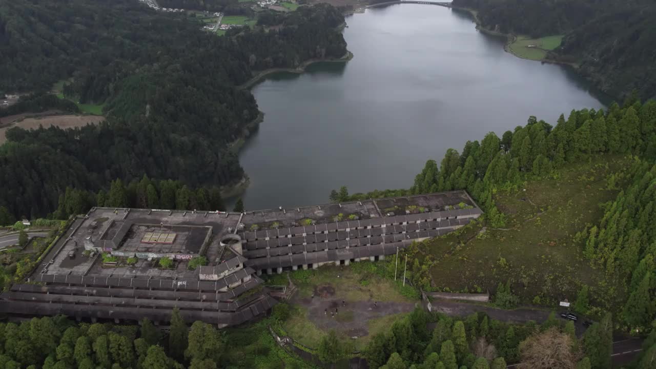 Monte Palace的景色Lagoa das Sete Cidades， <s:1> o Miguel，亚速尔群岛。空中倾斜显示视频素材