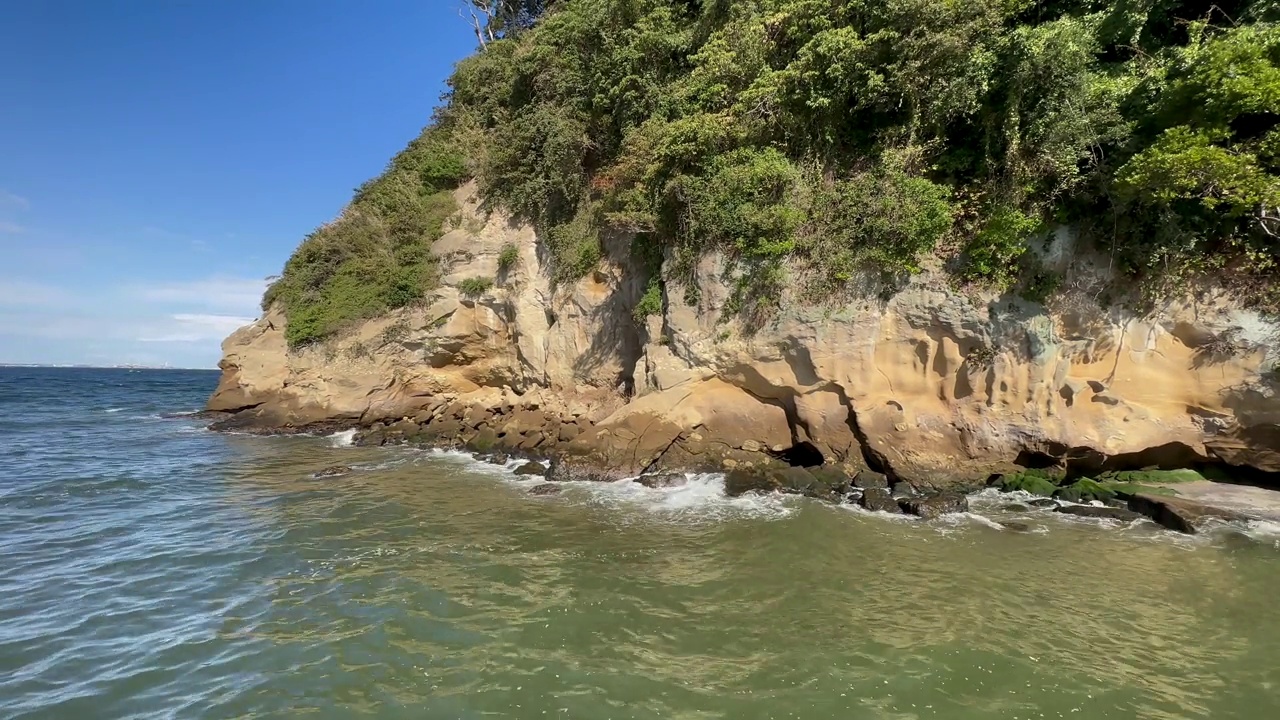 海浪冲击着荒凉的海岸视频素材