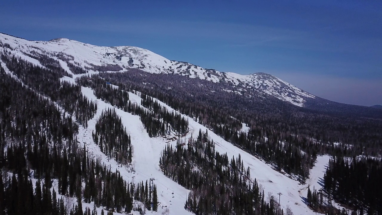 滑雪缆车在雪山坡上的冬季景观，鸟瞰。视频素材