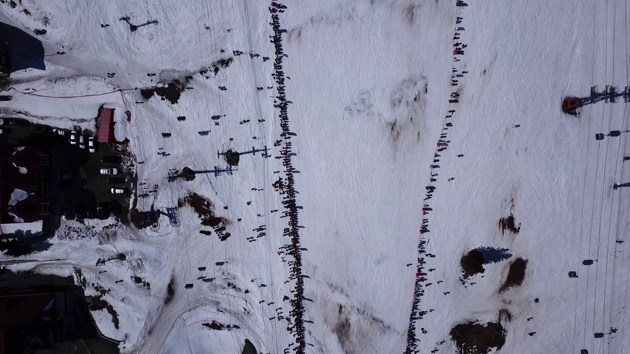 滑雪缆车在雪山坡上的冬季景观，鸟瞰。视频下载