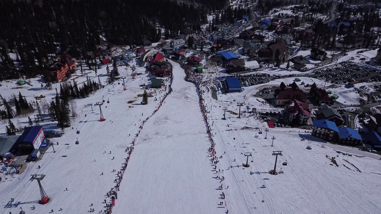 滑雪胜地村庄上的雪山景观。视频下载