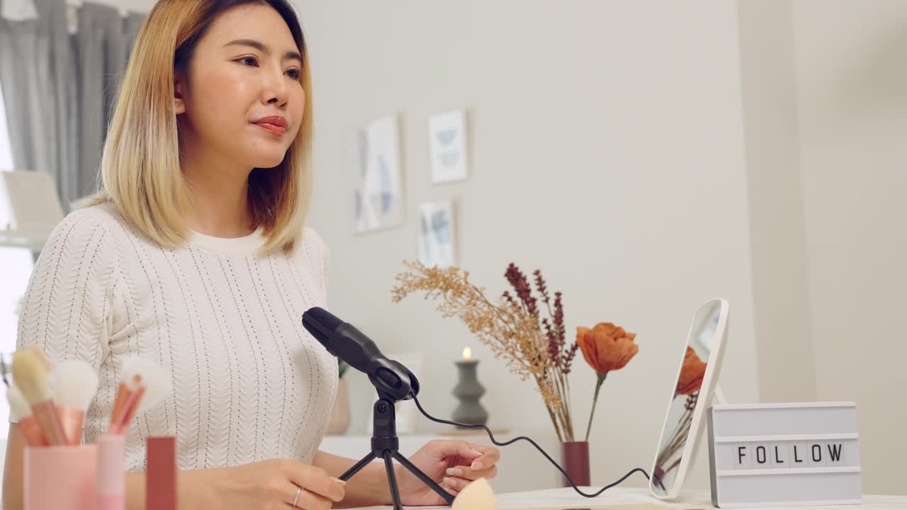 亚洲网红女性用相机拍摄化妆教程，在博客上直播视频频道，在网站或社交媒体上向订阅者播放视频下载