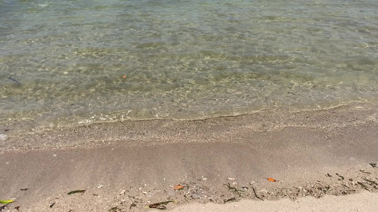 小海浪。海滩上的海浪。没有人。节日的概念。海洋自然背景。复制空间，文本空间。视频素材