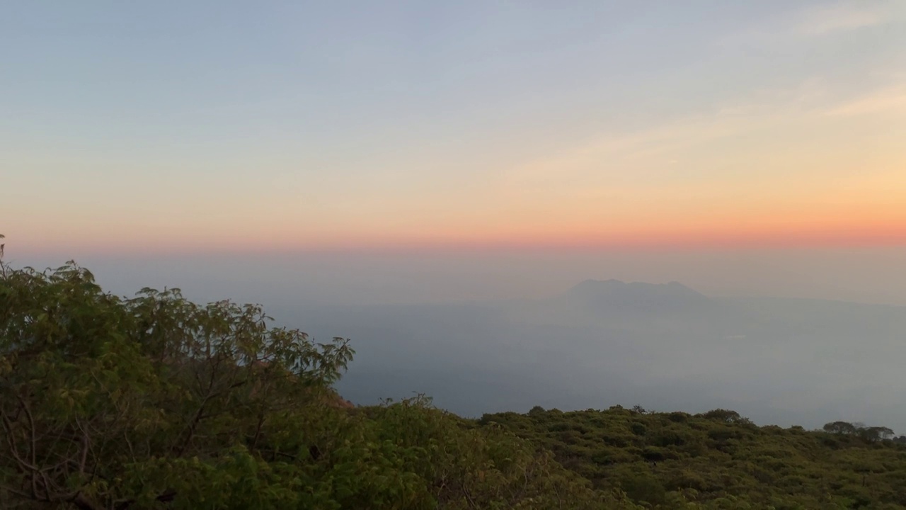 日出时依真山顶的晨景。印尼东爪哇的旅游景点。自然景观背景。视频下载