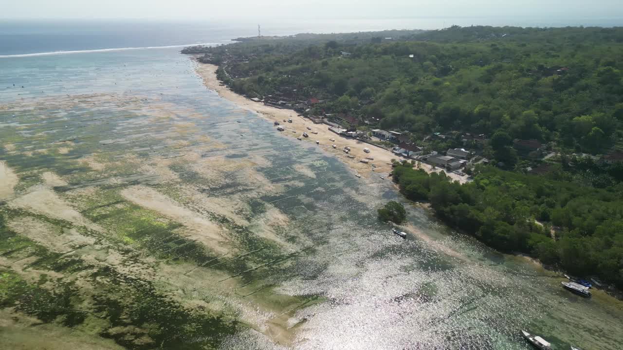 在印尼巴厘岛一个阳光明媚的日子里，空中拍摄的伦邦根岛海岸线视频素材