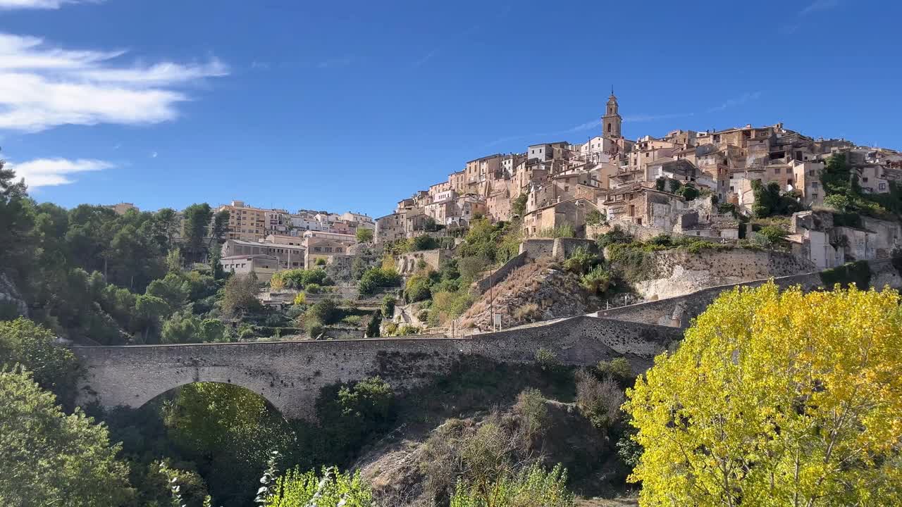 bocarent村的景观，以岩石山脉和清澈的蓝天为背景。西班牙瓦伦西亚社区瓦尔德阿尔拜达的Comarca。视频素材