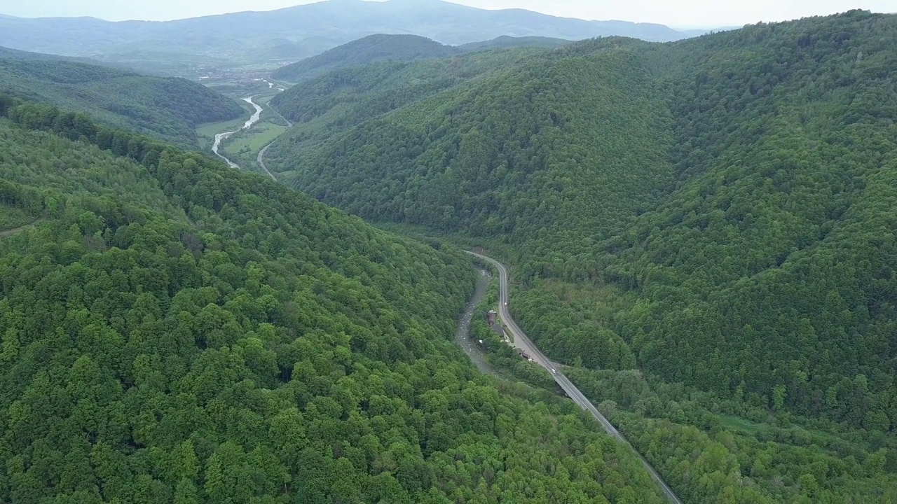 用无人机拍摄的喀尔巴阡山脉美丽的绿色山谷全景。乌克兰西部之美视频下载