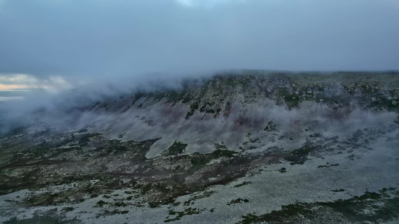 云和夜空覆盖的陡峭山脊的鸟瞰图视频素材