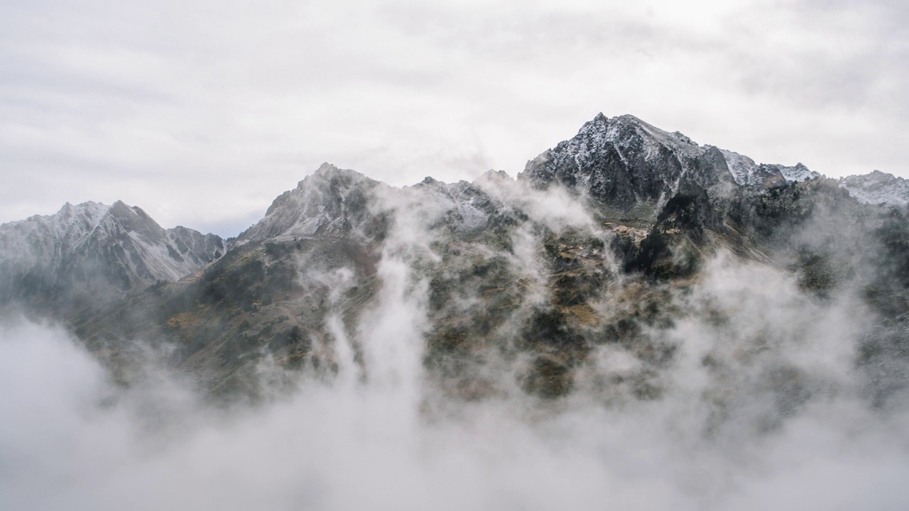 手持剪辑的山峰在云视频素材