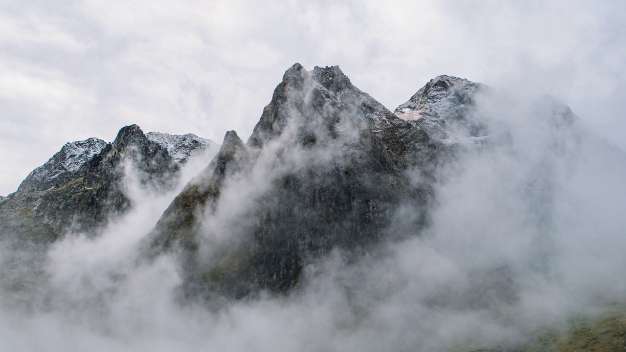 手持剪辑的山峰在云视频素材