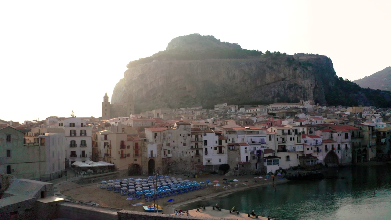 Cefalu，夕阳下无人机的鸟瞰图。西西里岛巴勒莫。视频下载