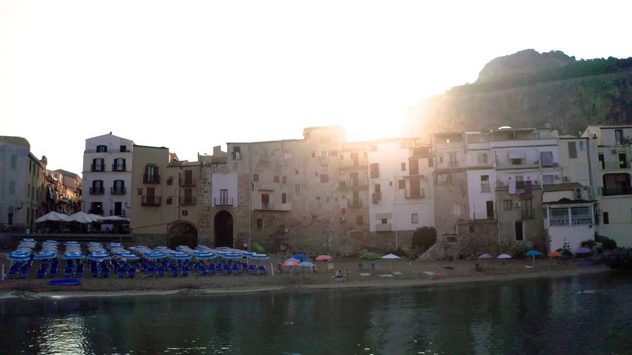 Cefalu，夕阳下无人机的鸟瞰图。西西里岛巴勒莫。视频下载