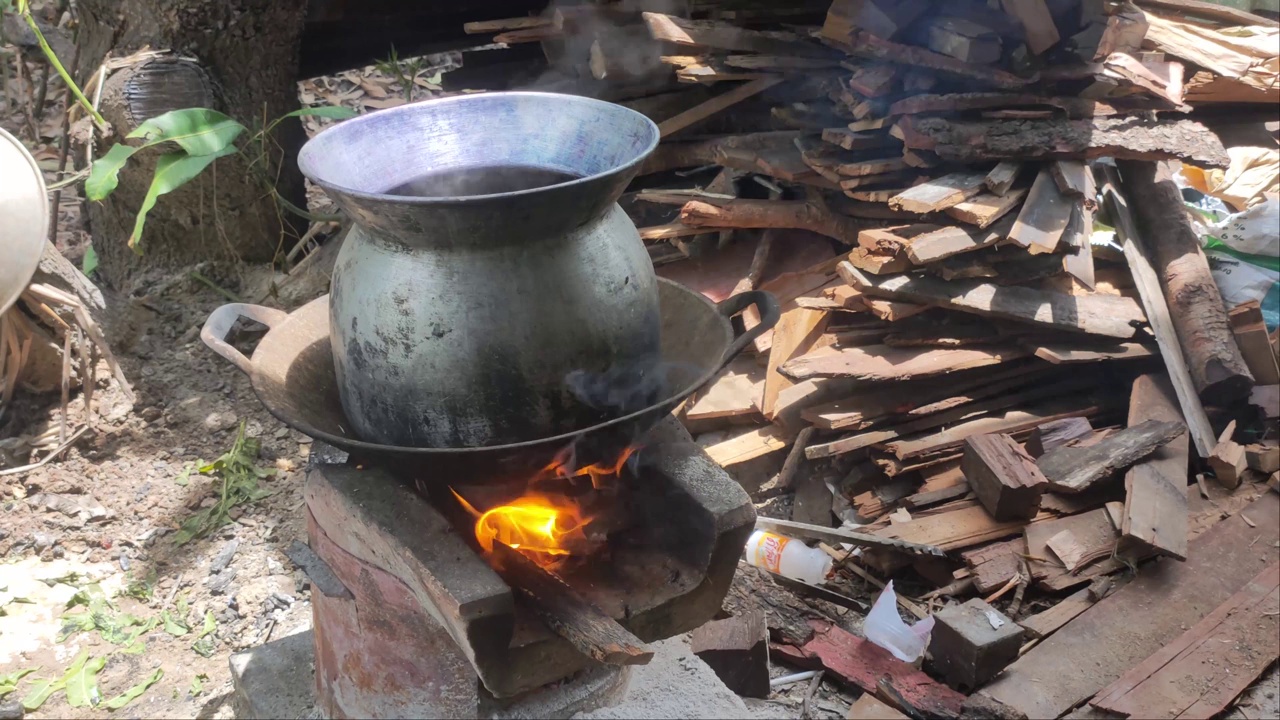 窑炉用黑炭烧制一锅染料溶液。视频下载