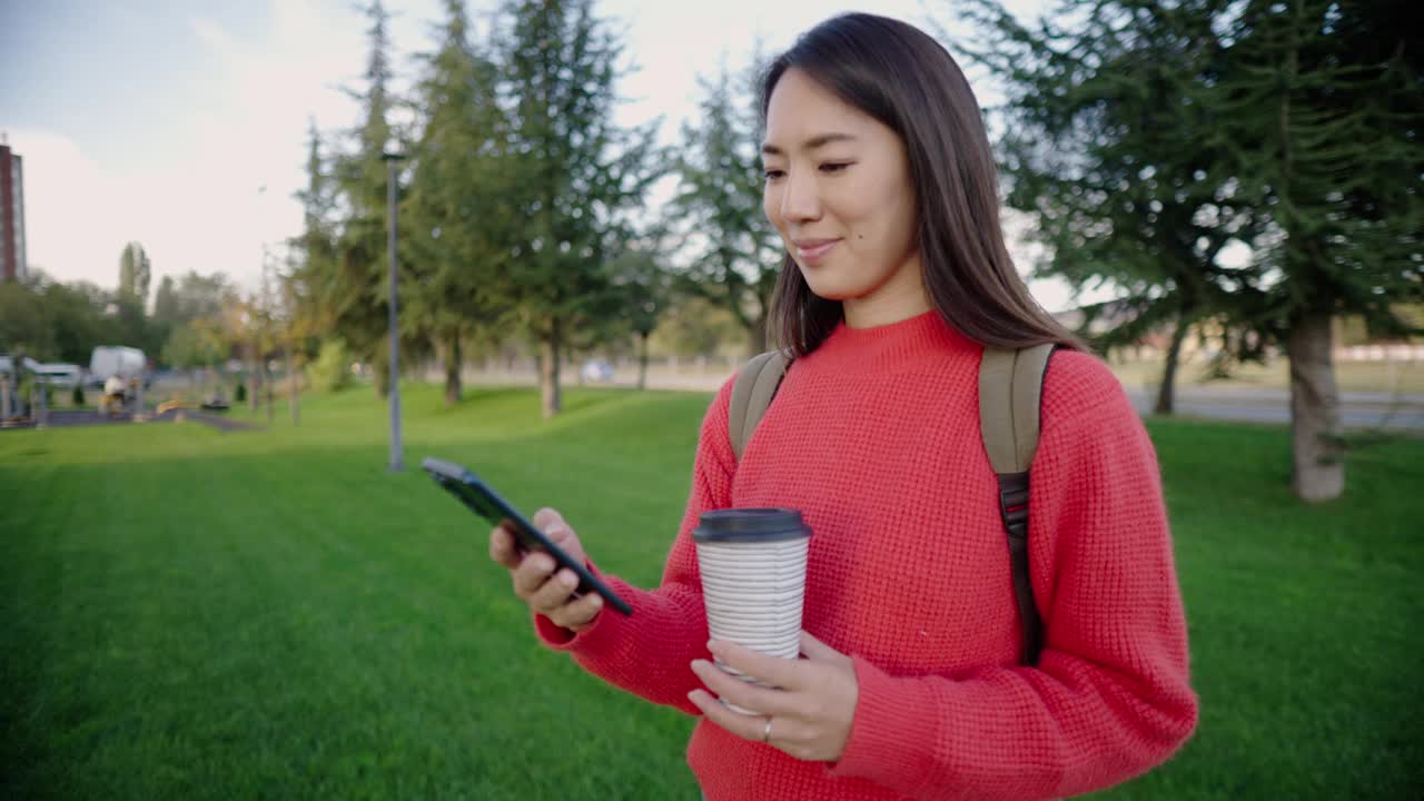 一位女士正在使用手机视频素材