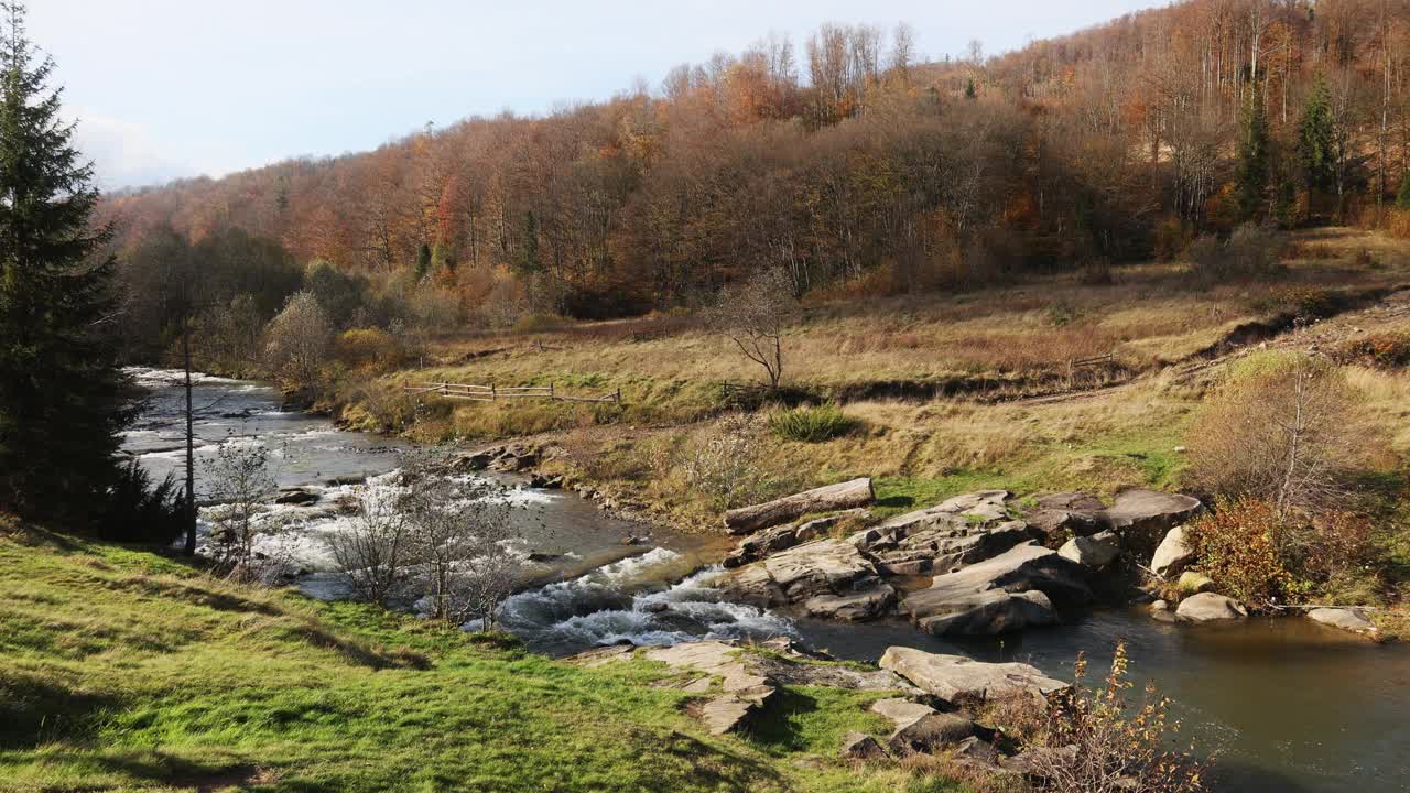 秋天，风景如画的山河流经岩石河床视频素材